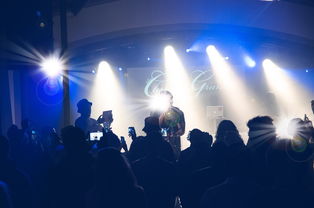 九游网页版官网-C罗与粉丝互动现场热情高涨，c罗与队友